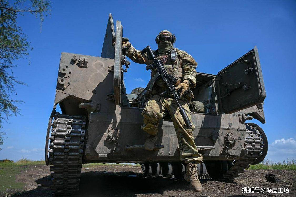 Còn khó khăn phía Quân đội Nga là họ không có đủ lính bộ binh, nên không thể lấp đầy chiến trường. Theo cách này, khi phát động tấn công, xe tăng Nga sẽ thiếu bảo vệ bên sườn và thiếu quân để chốt giữ các vị trí.