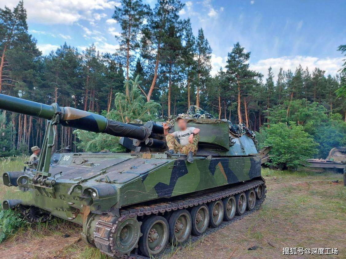 Nhận định tình hình chiến trường Kherson, do có hỏa lực pháo binh mạnh, cộng với ưu thế trên không, nên Quân đội Nga đang có lợi thế. Nhưng hiện tại, quân Ukraine đang tiếp tục vận chuyển vũ khí hạng nặng ra tiền tuyến qua cầu phao, đồng thời tập trung hai mũi giáp công tấn công gần Lozove và Suzystavok, khiến Quân đội Nga phải đề phòng.