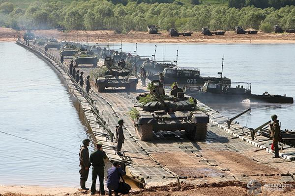 Nếu cần khắc phục các sông có luồng lạch rộng, thì lực lượng công binh Nga sử dụng cầu phao dã chiến; tuy nhiên quá trình lắp đặt cầu phao tốn nhiều thời gian hơn, nhưng lực lượng công binh Nga có thể hoàn thành trong vài giờ.