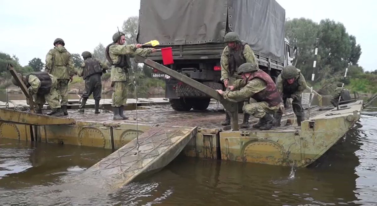 Việc Quân đội Ukraine phá hủy các cây cầu cũng khó làm giảm bước tiến của Quân đội Nga, vì họ có đủ phương tiện khắc phục, để đưa lực lượng vượt qua những chướng ngại. Nhưng hành động phá cầu, sẽ làm các hoạt động giao thông của người dân Ukraine ngưng trệ. Nguồn ảnh: Tel.