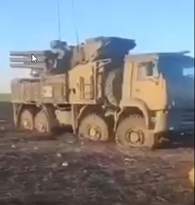 Trên đoạn video, người xem có thể thấy rằng hệ thống phòng không Pantsir-S1 không bị thiệt hại nào; theo thông tin, hệ thống Pantsir-S1 trên đã bị sa lầy trong bùn và hệ thống đã được triển khai bảo vệ đội hình chiến đấu của Quân đội Nga.