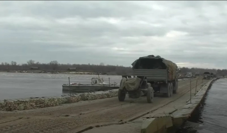 Với những trang bị bắc cầu hiện đại, công binh Nga có khả năng nhanh chóng thiết lập các cầu dã chiến qua những con sông rộng. Nhiều video cho thấy, việc chuyển quân Nga qua các cầu phao dã chiến, có cả các phương tiện chiến đấu hạng nặng.