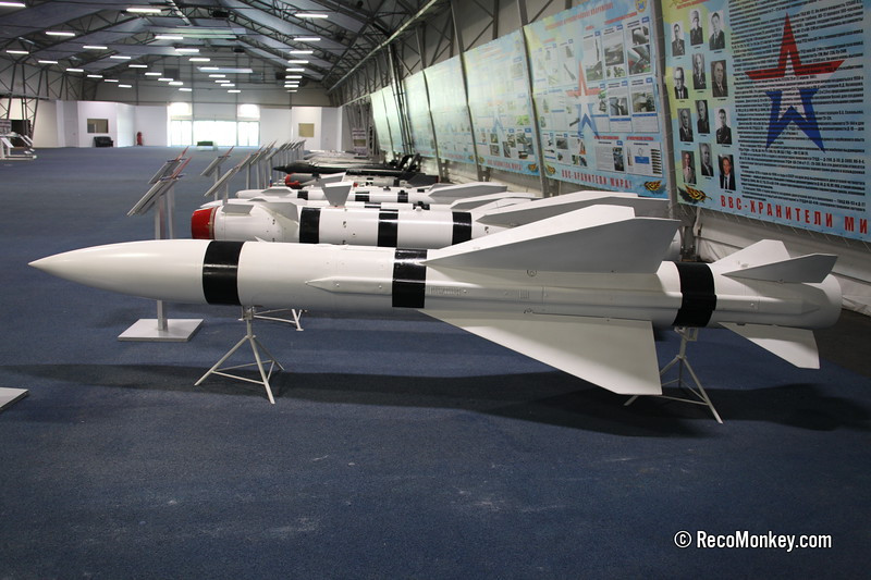 Tên lửa chống bức xạ Kh-58UShE, dài khoảng 5m và có tầm bắn hơn 150km, là một vũ khí lý tưởng và tiềm năng cho vai trò "bắn tỉa" của Su-57. Tên lửa tập trung tìm nguồn phát xạ radar của đối phương, điều này lý tưởng để phá vỡ mạng lưới phòng không và làm mù sự kiểm soát trên mặt đất của đối phương.