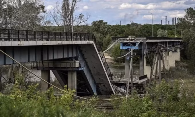 Quân đội Nga đã áp dụng chiến thuật "Ba vây và một mở" ở thành phố Sieverodonetsk, để lại cho quân đội Ukraine một cây cầu và chỉ có thể cho phép người dân chạy thoát thân.