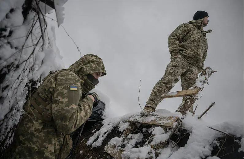 Oleksiy cũng phản bác tuyên bố của chính quyền Ukraine rằng, Chiến dịch vượt sông Dnieper đã thành công. Oleksi nói: "Không có căn cứ, trạm quan sát hay vị trí nào cả. Không thể thiết lập một chỗ đứng ở đó. Không thể vận chuyển thiết bị quân sự đến bờ sông phía nam". "Đây thậm chí không phải là một cuộc chiến sinh tồn mà đây là một nhiệm vụ tự sát", anh nói thêm.