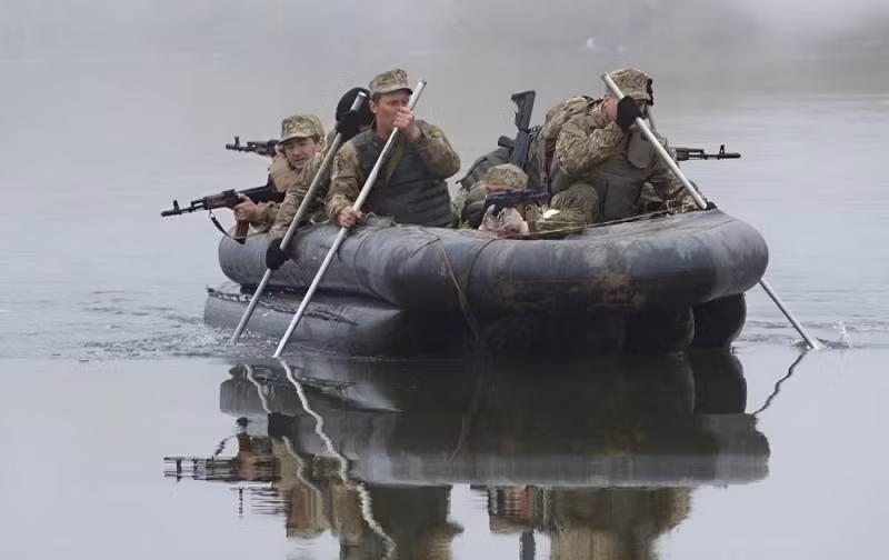 Phóng viên Carlotta Gal đưa tin, những chiến thắng thường xuyên và những tuyên bố tích cực về việc vượt sông Dnieper của quan chức Ukraine là sai sự thật, những người lính tiền tuyến đã phá vỡ sự im lặng, cho rằng nỗ lực vượt sông không mang lại lợi ích cho Ukraine. Dù thiệt hại lớn, nhưng kết quả không cao.