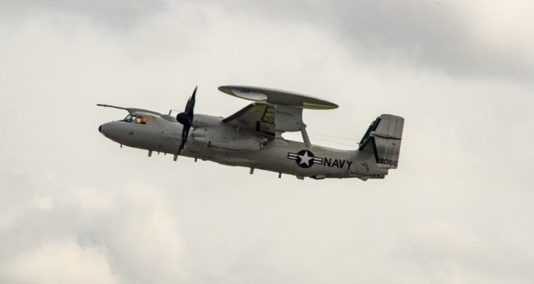 E-2D được trang bị radar AN/APY-9 tiên tiến, có thể phát hiện và theo dõi nhiều mục tiêu ở khoảng cách xa, bao gồm các vật thể nhỏ và khó quan sát. Khả năng này rất quan trọng để cung cấp cảnh báo sớm, chống lại các mối đe dọa tiềm tàng trên không và trên biển, giúp các lực lượng chiến đấu trên mặt nước, mặt đất và trên không, phản ứng nhanh chóng và hiệu quả.