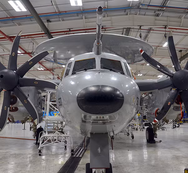 Trong suốt quá trình phát triển, E-2D đã trải qua quá trình thử nghiệm nghiêm ngặt, bao gồm nhiều giờ bay trong nhiều môi trường hoạt động khác nhau, từ nhiệm vụ trên bộ đến trên biển và trên không. Nó đã chứng minh được khả năng giám sát được cải thiện, đặc biệt là với radar AN/APY-9 tiên tiến, cung cấp phạm vi phủ sóng 360 độ và có thể theo dõi nhiều mục tiêu hơn đáng kể ở khoảng cách xa hơn so với các mẫu trước đó. 