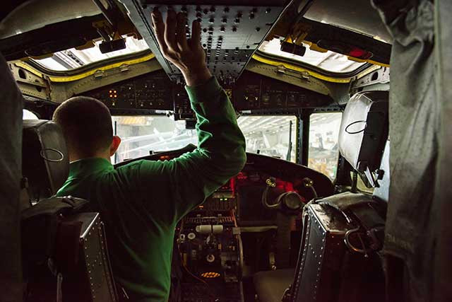 Chỉ huy Mark Forman của Phi đội VAW-126 mô tả những thay đổi sắp tới là một "bước đột phá", nhấn mạnh tính linh hoạt bổ sung mà công nghệ mới sẽ mang lại. Ông nhấn mạnh đến việc tập trung vào an toàn và thực hiện nhiệm vụ, tuyên bố, "Chúng tôi đang chờ xem, những đổi mới này sẽ mang lại điều gì".