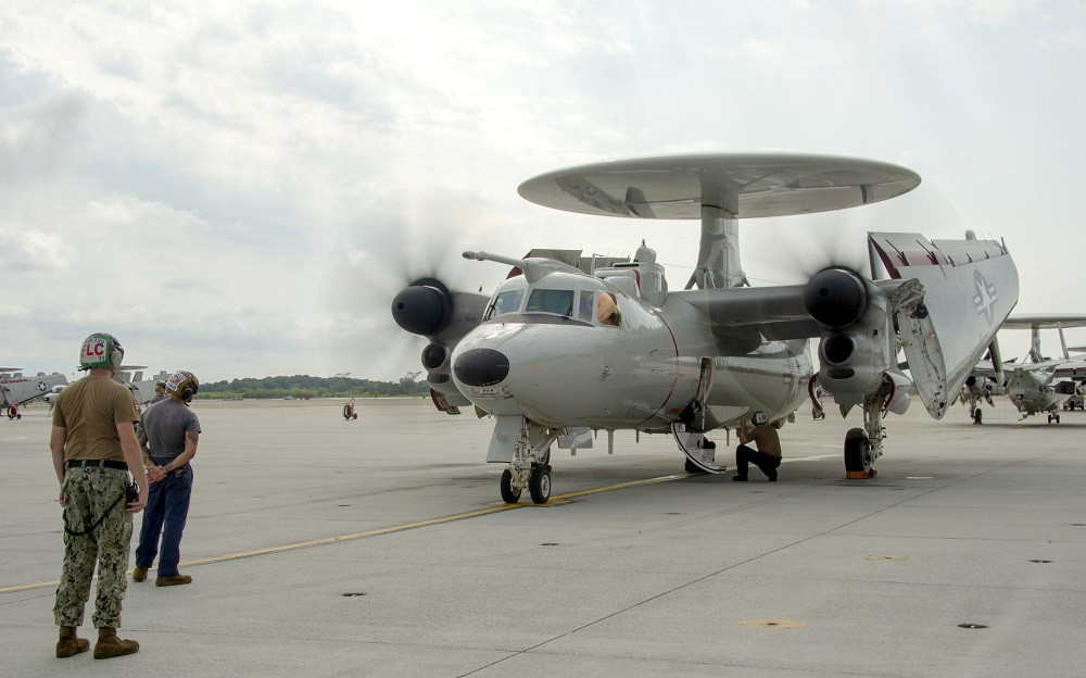 Radar AN/APY-9 có thể hoạt động trong nhiều điều kiện thời tiết khác nhau và hỗ trợ theo dõi mục tiêu ba chiều, một yêu cầu quan trọng để phối hợp cả hoạt động phòng thủ và tấn công. Ngoài khả năng giám sát, E-2D được trang bị hệ thống liên lạc hiện đại, giúp chuyển tiếp thông tin thời gian thực, đến các trạm mặt đất, máy bay khác và tàu hải quân. 