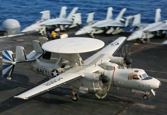 Bước nhảy vọt về công nghệ này, đã đưa E-2D trở thành máy bay duy nhất, được thiết kế riêng cho các nhiệm vụ cảnh báo sớm từ tàu sân bay, đóng vai trò quan trọng trong các hoạt động của Hải quân Mỹ, trong nhiều tình huống chiến đấu và hoạt động nhân đạo.