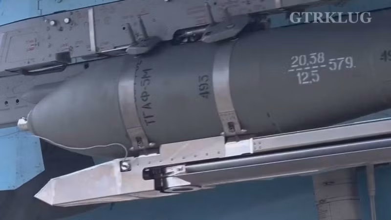 Hiện Nga còn rất nhiều bom cũ từ thời Liên Xô trong kho vẫn còn sử dụng được, nên việc tích hợp mô-đun UMPK lên các vũ khí này không quá tốn kém. Bom lượn có điều khiển chính xác, giúp cho các máy bay ném bom Nga có thể tấn công mục tiêu ở ngoài tầm phòng không của Ukraine.