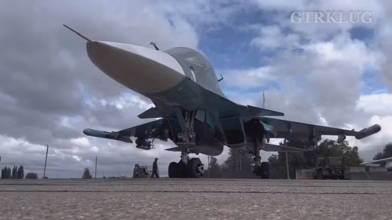Bộ Quốc phòng Ukraine ngày 25/9 cho biết, máy bay Su-34 của Nga trên hướng Krasnolimansk đã thả bom lượn có điều khiển trúng vào các trạm điều khiển UAV của Ukraine. Bộ Quốc phòng Ukraine còn cho biết thêm, các sở chỉ huy, đài quan sát và các phương tiện chiến đấu bọc thép của họ cũng bị không kích. 