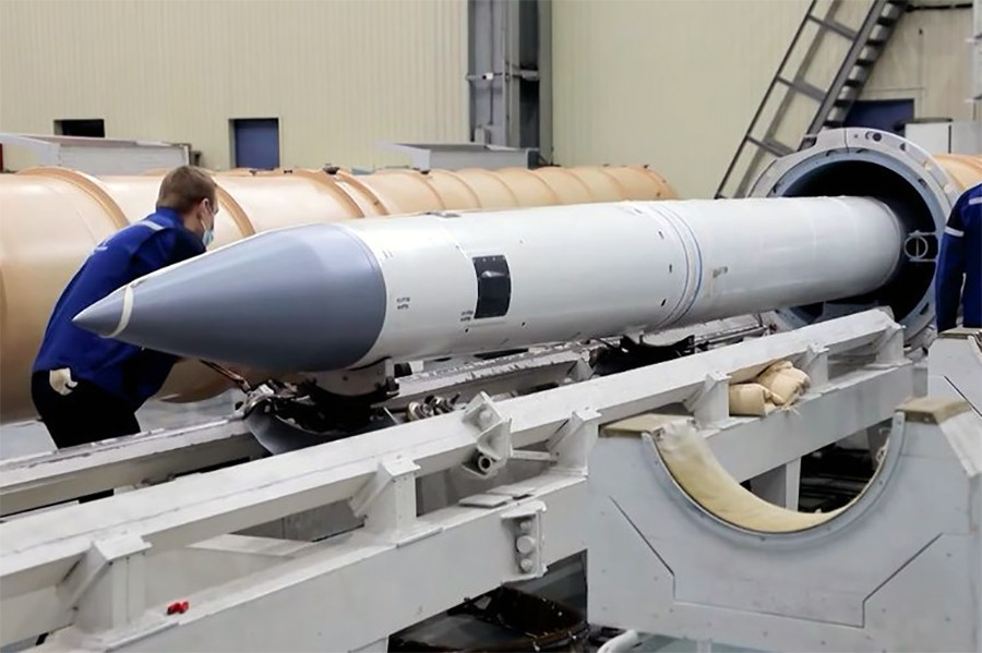 Theo nguồn tin mà RIA Novosti có được, tên lửa phòng không 40N6 được trang bị đầu dẫn đường với những khả năng độc đáo, có tầm bắn siêu xa tới 400 km, đã được Nga sử dụng rất thành công tại chiến trường Ukraine.