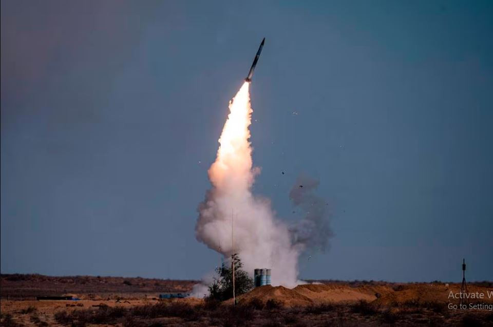 Nguồn tin của RIA Novosti cũng cho biết, hệ thống phòng không S-400 có khả năng tiêu diệt tiêm kích F-16 bằng tên lửa 40N6 ngay sau khi cất cánh và leo cao, nếu nó được triển khai tại các sân bay dã chiến phía trước. 