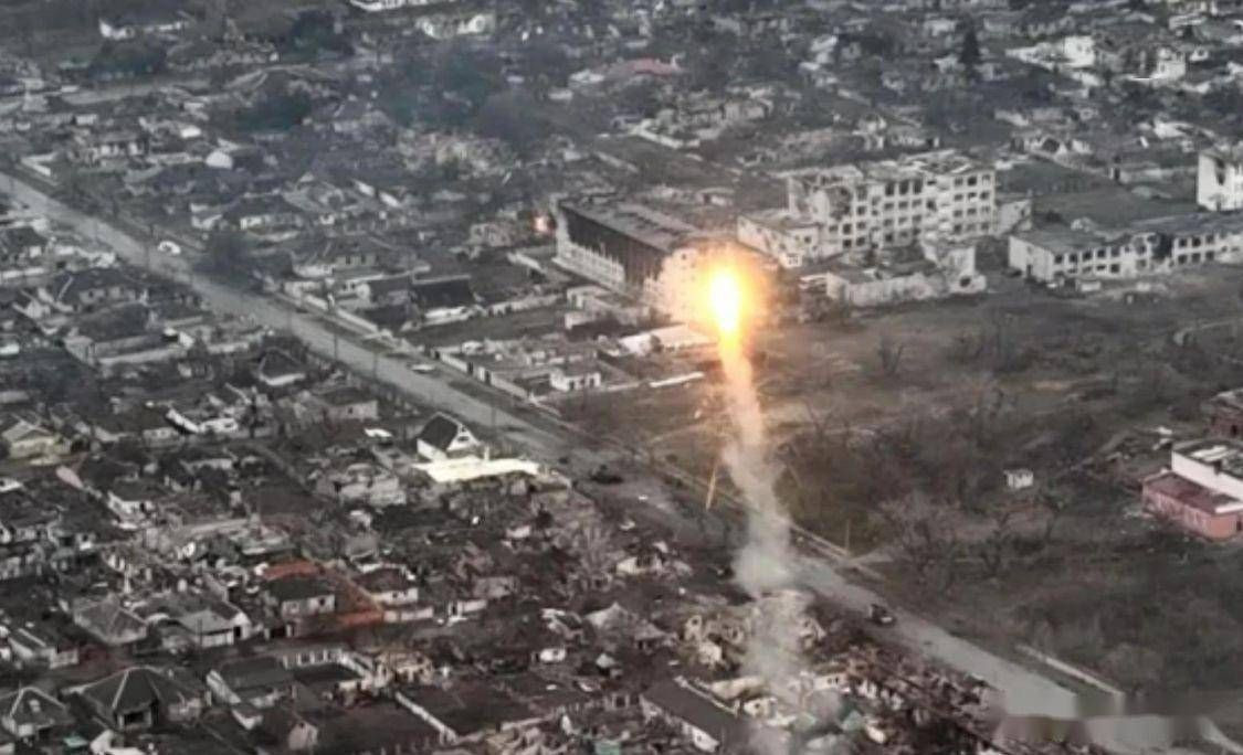 Để bắt sống con cá lớn, các lực lượng đặc biệt của Nga và Donbass đã tiến vào giữa Nhà máy thép. Các binh sĩ đặc nhiệm Nga với xe quét mìn UR-77 càn quét trận địa từng mét một, trong chu vi ít nhất là 15 cây số. Tiến độ được thực hiện theo nhiều hướng, bao gồm cả phía đông, nơi có khu liên hợp xưởng lớn của nhà máy luyện kim.