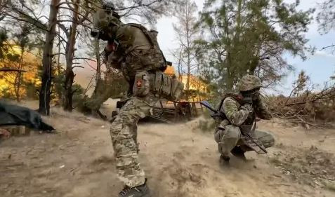 Quân đội Ukraine bảo vệ thành phố Pokrovsk cũng kêu ca rằng, tình hình hiện tại của họ rất nguy kịch, các vị trí phòng thủ của Quân đội Ukraine tương đối thưa thớt, hậu phương cũng hỗn loạn; trong khi các tuyến đường tiếp viện thường xuyên bị quân Nga đe dọa.