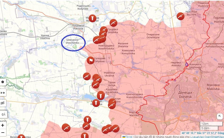 Nhìn trên bản đồ, hiện giờ chỉ còn lại thị trấn Shevchenko, phía tây nam thành phố Pokrovsk, là có khả năng phòng thủ. Còn dọc theo đường cao tốc E50 gần như không còn vị trí nào có thể cầm chân được quân Nga. Nhưng diện tích Shevchenko nhỏ hơn nhiều so với hai thị trấn mà Quân đội Nga vừa chiếm được.