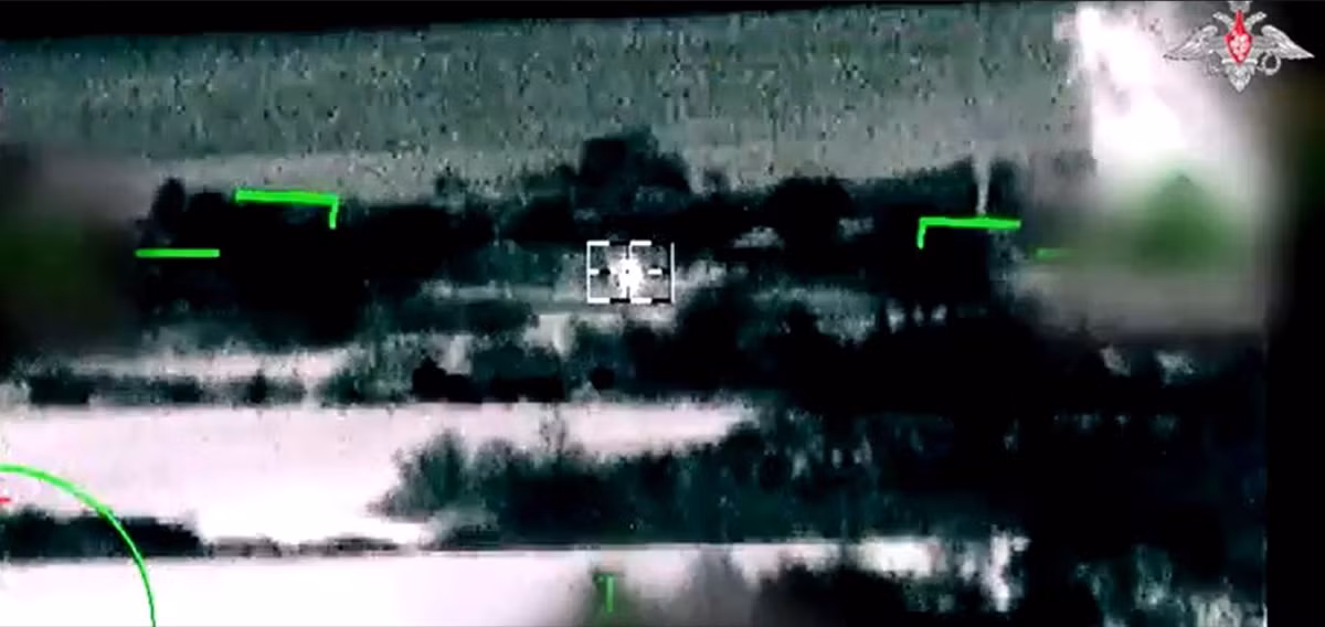 Chương trình thời sự mấy ngày qua tràn ngập tin tức về việc các đơn vị của Ukraine bị tấn công trên đường đi. Đặc biệt, sau ngày 11/8, các phi đội trực thăng vũ trang Ka-52 của Không quân Nga đã tấn công một điểm tập trung quân số, xe bọc thép và thiết bị quân sự của Ukraine ở khu vực biên giới vùng Kursk. Theo thông tin, tất cả các mục tiêu này đã bị tiêu diệt.