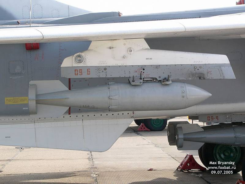 Như vậy chỉ từ tháng 2 năm nay, những chiếc máy bay chiến đấu Su-34 và Su-35 của Nga đã thêm 3 loại vũ khí chính xác, có sức công phá lớn, đó chính là bom lượn có điều khiển, được cải tiến từ bom thường, gồm loại 250, 500 và 1.500 kg. 