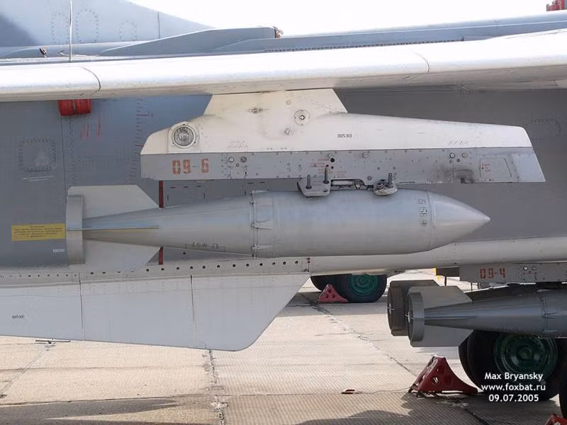 Như vậy chỉ từ tháng 2 năm nay, những chiếc máy bay chiến đấu Su-34 và Su-35 của Nga đã thêm 3 loại vũ khí chính xác, có sức công phá lớn, đó chính là bom lượn có điều khiển, được cải tiến từ bom thường, gồm loại 250, 500 và 1.500 kg. 