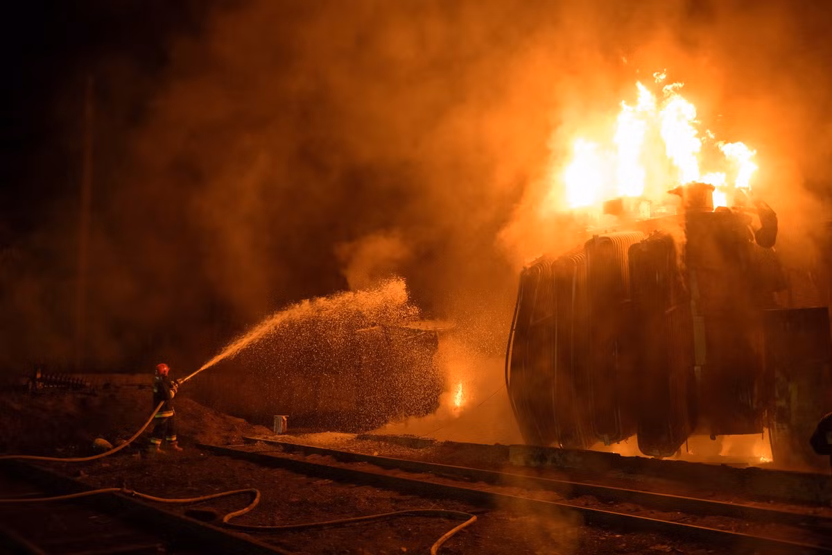 Điều đáng chú ý là ngay sau trung tâm tiệc cưới này là nút giao đường sắt lớn nhất với hàng chục đường ray, một nhà ga lớn và nhiều nhà kho. Theo một số thông tin trên mạng xã hội của Ukraine, tên lửa và UAV tự sát của Nga đã tấn công chính xác vào đó và rất có thể là vào những chuyến tàu vừa mới đến.