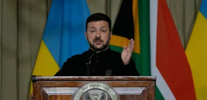 Tuy nhiên, Tổng thống Zelensky cũng bày tỏ nghi ngờ về điều này, tin rằng Nga sẽ không dễ dàng đồng ý ngừng bắn vô điều kiện. Trong bối cảnh các cuộc không kích đang diễn ra ở Kiev, RFAF dường như đang làm ngơ trước mọi yêu cầu ngừng bắn.