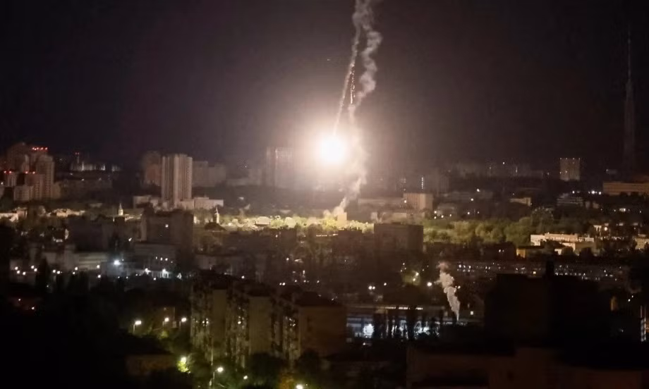 Do việc giữ bí mật, nên có rất ít thông tin về các cuộc không kích ở Kiev vào ngày 24/4, nên một số thông tin chính thống chỉ có thể được tìm thấy từ báo cáo hoạt động của Cơ quan khẩn cấp Nhà nước Ukraine. Báo cáo cho biết, đã xảy ra một cuộc tấn công mạnh vào quận Svyatoshinsky, cụ trể là trung tâm tiệc cưới “Cung điện”, tọa lạc tại số 11 phố Beresteysky Prospekt.