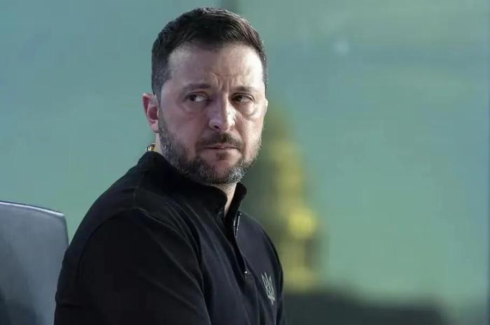 Chuỗi đòn tấn công bất ngờ này, khiến Tổng thống Ukraine Zelensky, rút ngắn thời gian thăm Nam Phi và trở về Kiev. Ông cho biết, Ukraine sẵn sàng đưa ra những thỏa hiệp lớn, miễn là Nga đồng ý ngừng bắn vô điều kiện. Động thái bất ngờ của ông Zelensky, được nhiều người hiểu là Ukraine đang phải đối mặt với những khó khăn chưa từng có.