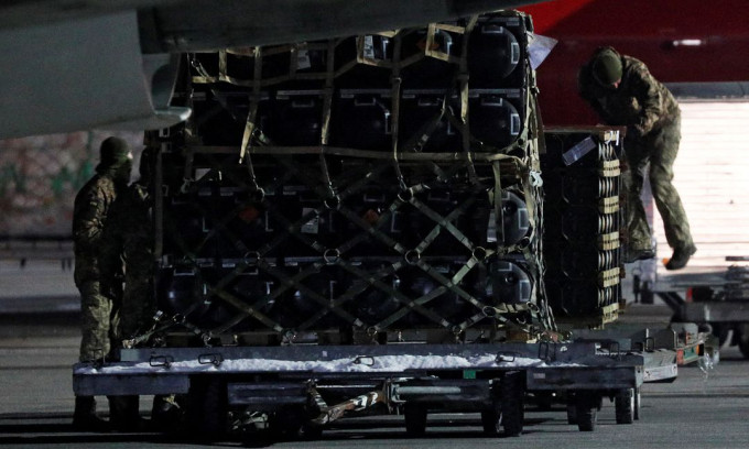 Danh sách gói viện trợ quân sự mới thứ 11 của Mỹ nhìn khá ấn tượng, bao gồm radar phòng không, radar trinh sát pháo binh, trực thăng Mi-17, vũ khí chống tăng (chủ yếu bao gồm tên lửa chống tăng Javelin), đạn pháo bổ sung, cũng như pháo phản lực HIMARS. 