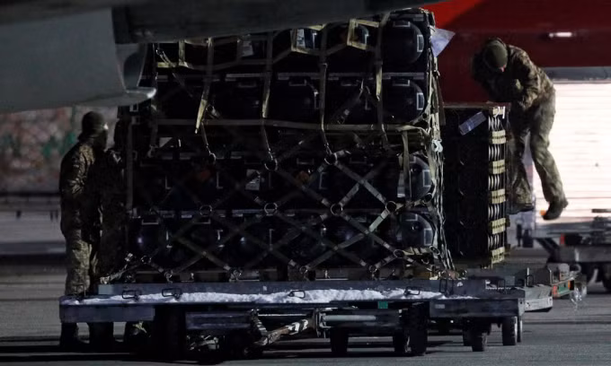 Danh sách gói viện trợ quân sự mới thứ 11 của Mỹ nhìn khá ấn tượng, bao gồm radar phòng không, radar trinh sát pháo binh, trực thăng Mi-17, vũ khí chống tăng (chủ yếu bao gồm tên lửa chống tăng Javelin), đạn pháo bổ sung, cũng như pháo phản lực HIMARS. 