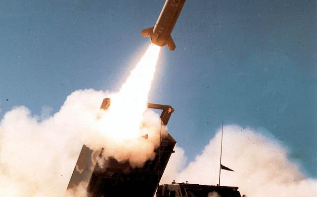 Còn chuyên gia quân sự Vladislav Shurygin nói với Gazeta.Ru: “Hệ thống tên lửa HIMARS, nếu đến được Ukraine, sẽ được coi là mối đe dọa tiềm tàng đối với quân đội Nga.