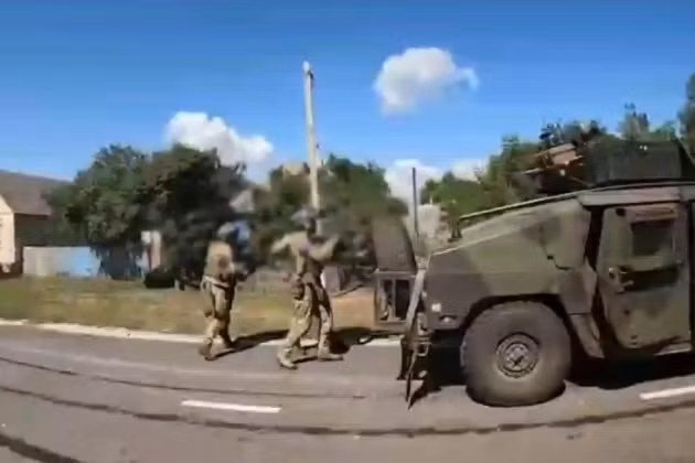 Trừ khi Quân đội Ukraine có thể tập hợp hơn 10 lữ đoàn tinh nhuệ, thì có thể lật ngược tình thế ở Kursk; nhưng họ không còn quân dự bị tinh nhuệ nữa. Điều đáng chú ý là Quân đội Nga đã chia khu vực hiện do Quân đội Ukraine kiểm soát, thành hai cánh phía đông và phía tây.