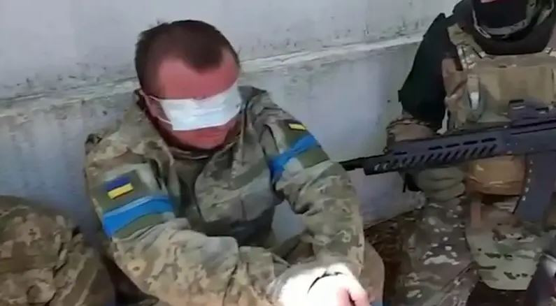 Có một lính Ukraine bị bắt ở khu vực Kursk, anh ta là xạ thủ súng máy thuộc Tiểu đoàn 1, Lữ đoàn xung kích số 82 của Quân đội Ukraine. Hai tuần trước, anh ta được điều động ra mặt trận Kursk trang bị súng máy của Bỉ. Anh trở thành người sống sót duy nhất, sau khi lực quân Nga tấn công các vị trí của Ukraine ở vùng Kolenevsky. 