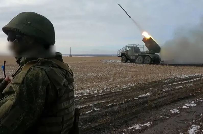 Vì vậy, tưởng chừng như quân Nga và Ukraine ở hướng Pokrovsk ngang bằng nhau, nhưng thực tế do khả năng “hồi máu” mạnh hơn, nên quân Nga sẽ đè bẹp quân Ukraine ở Pokrovsk. Nhưng chắc chắn Nga phải “giải quyết” xong Kurakhove, thì trận Pokrovsk mới bắt đầu. (Nguồn ảnh: Topwar, Liveuamap, Rvvoenkory).