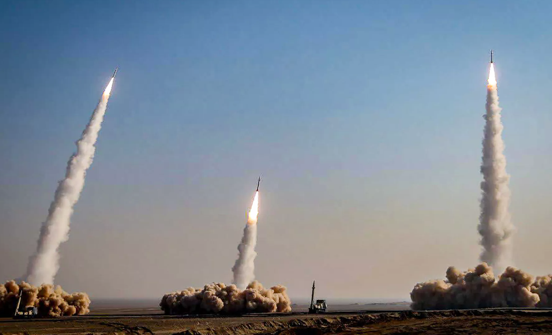 Với những lý do trên, không khó để giải thích tại sao hệ thống phòng thủ tên lửa Israel không hoàn thành nhiệm vụ trước "cơn mưa tên lửa" của Iran trong lần tập kích lần thứ hai. Điều này cũng bao hàm lời cảnh báo từ Tehran tới Tel Aviv rằng, các đòn tấn công tiếp theo sẽ khốc liệt hơn, khi Iran sử dụng những loại tên lửa mới hơn, có sức mạnh hơn. (Nguồn ảnh: Reuters, CNN, Al Jazeera).