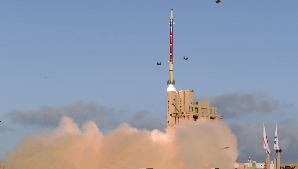 Phải chăng các lá chắn tên lửa trị giá nhiều tỷ USD của Israel đã "mất thiêng"? Những yếu tố nào làm nên trận tập kích của Iran? Thứ nhất, yếu tố bất ngờ. Nếu như trong đòn tập kích bằng tên lửa và UAV tự sát diễn ra ngày 13/4, Iran đã chủ động "bắn tin" qua các nguồn trung lập tới Mỹ và Israel về việc sẽ động binh trước 72 giờ thì đợt tấn công đêm 1/10 gần như bất ngờ. Lầu Năm Góc chỉ kịp đưa ra cảnh báo về khả năng Tehran tấn công tên lửa vài giờ trước khi Iran khai hỏa.