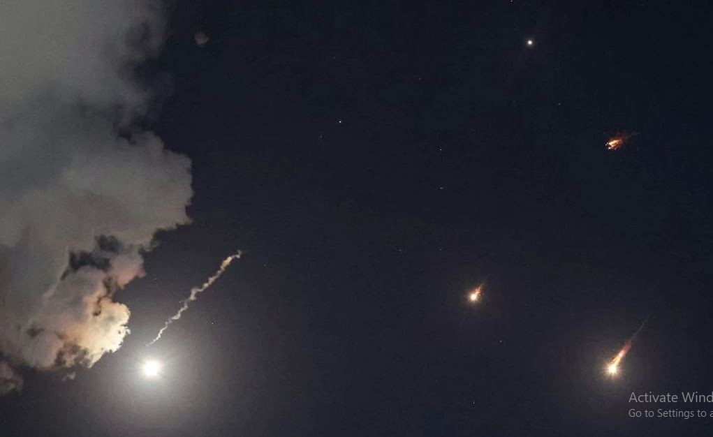 Thứ ba, chiến thuật hiện đại. Tehran đã rút kinh nghiệm từ đợt tấn công ngày 13/4 để tổ chức đợt tập kích tên lửa quy mô lớn trong thời gian ngắn, đánh tập trung vào một số vị trí quan trọng đã được lên kế hoạch trước. Điều này khiến lưới lửa của Israel dù có phát hiện cũng không có đủ cơ số đạn tên lửa để đánh chặn, trong khi thời gian phản ứng rất gấp trước tình huống vô cùng phức tạp nảy sinh trên không.