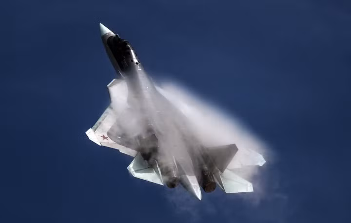 Su-57 được thiết kế để tiêu diệt mọi loại mục tiêu trên không, trên mặt đất và trên biển. Máy bay này sở hữu tốc độ bay siêu âm mà không cần bật tăng lực, vũ khí được bố trí bên trong thân máy bay, bên ngoài có lớp phủ hấp thụ sóng radar (công nghệ tàng hình), cũng như hệ thống điện tử hàng không tiên tiến.