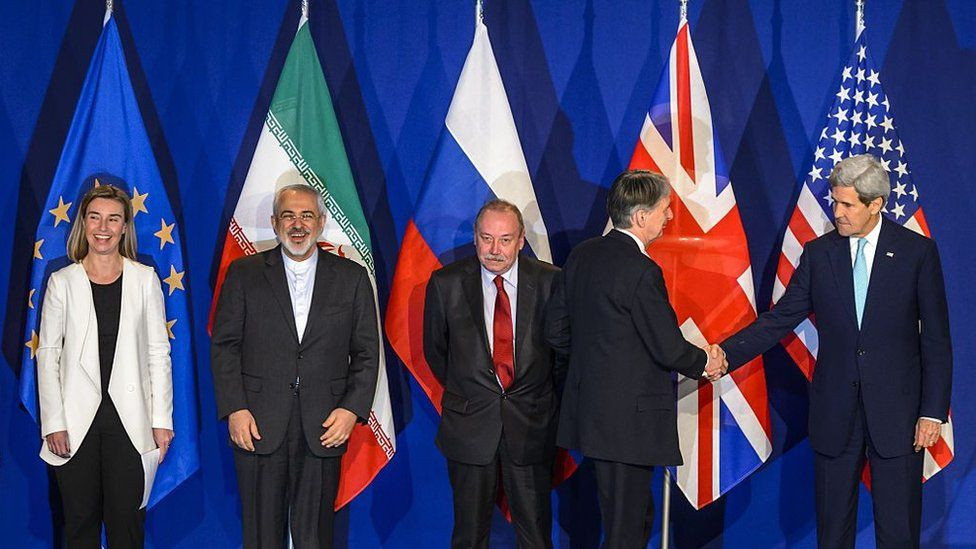 JCPOA được ký kết vào năm 2015 bởi một bên là Iran và một bên là Mỹ, Pháp, Anh, Đức, Trung Quốc, Nga và Đức. Chủ đề của thỏa thuận chính trị là dỡ bỏ chế độ trừng phạt quốc tế đối với Tehran, để đổi lấy việc chính quyền Iran từ bỏ chương trình vũ khí hạt nhân.