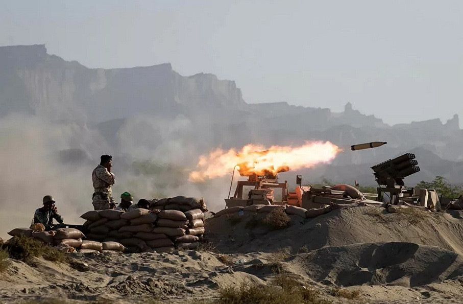 Tuy nhiên Iran cũng không hề phải là quốc gia “yếu bóng vía”, họ ngay lập tức đáp trả bằng cách ra lệnh cho quân đội luôn ở trạng thái sẵn sàng chiến đấu cao, thường xuyên tổ chức các cuộc tập trận quân sự lớn và sẵn sàng cho các cuộc không kích nhằm vào các căn cứ của Mỹ và đồng minh ở Trung Đông và Trung Á.