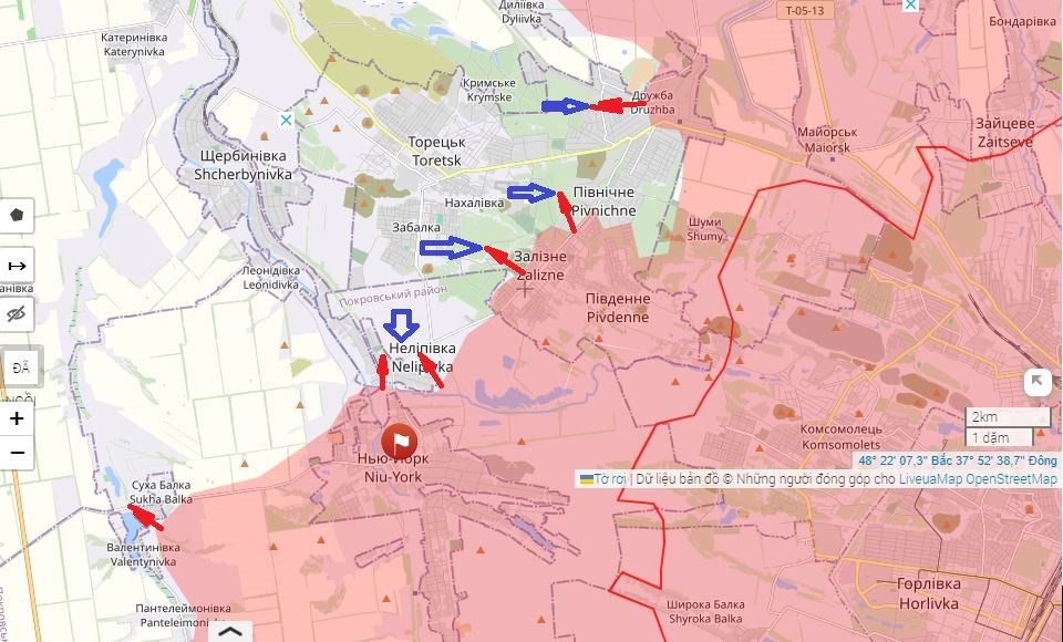 Chính vì kiên trì mục tiêu Pokrovsk, mà Quân đội Nga đã đạt được bước đột phá lớn. Một thông tin khác cùng ngày của trang web Pentapostagma, quân Ukraine bất ngờ rút lui trên quy mô lớn khỏi thị trấn New York ở Donetsk. Cùng với đó, Quân đội Nga đã kiểm soát khu dân cư Zalizne ở thành phố Toretsk và bắt đầu tiến vào thành phố này.