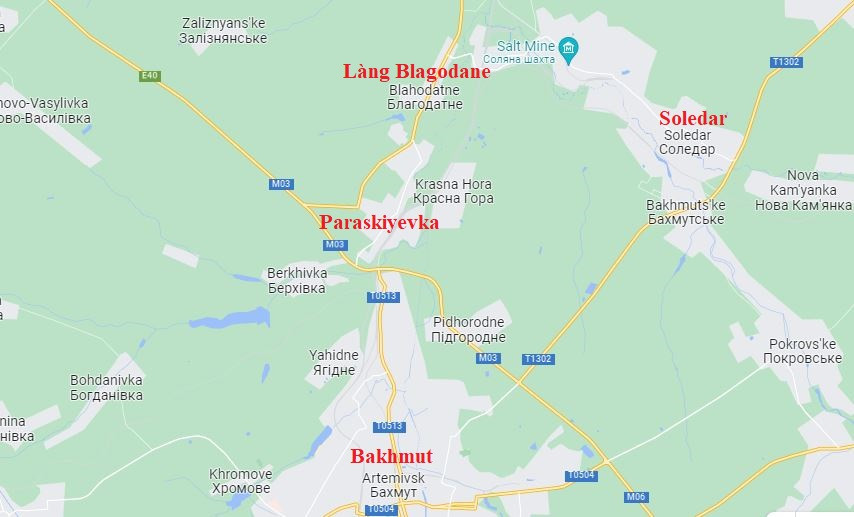 Ngoài ra, Quân đội Nga vẫn đang tấn công làng Blagodane, ở phía bắc Bakhmut, để làm đầu cầu chiếm Paraskiyevka, là vùng ngoại ô của thành phố; mục tiêu trong tương lai là cắt đứt con đường từ Bakhmut đến Slavyansk. Sau khi chiếm hai địa điểm này, có nghĩa là thành phố Bakhmut đã bị bao vây hoàn toàn. 