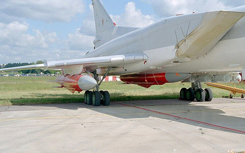 Ngoài nhiệm vụ chống hạm, tên lửa Kh-32 có khả năng tiêu diệt các mục tiêu mặt đất, kể cả các trạm radar, với độ chính xác cao. Một loạt các vụ phóng thử đã diễn ra từ năm 2020 để xác nhận các tính năng kỹ thuật của Kh-32 để đưa vào sản xuất hàng loạt, vừa để chuẩn bị cho các cuộc thử nghiệm phóng tên lửa từ máy bay ném bom Tu-22M3M. 