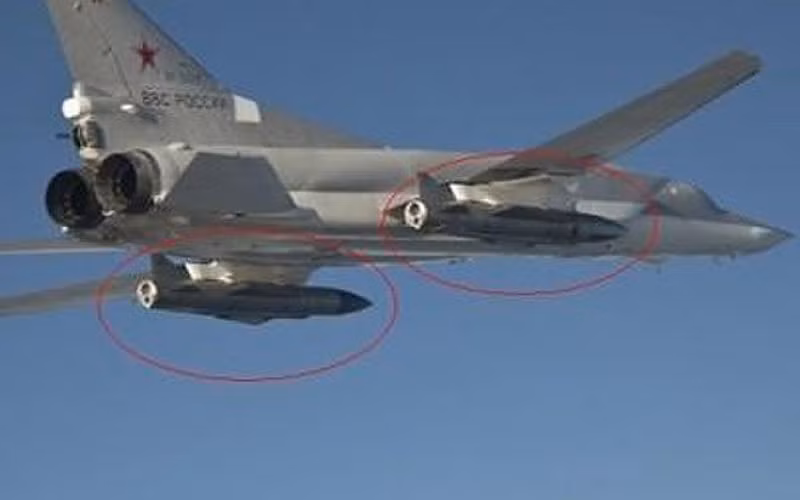 Lý do Nga phải sử dụng tên lửa Kh-32 tấn công mục tiêu mặt đất là các vì các loại tên lửa hành trình chuyên tấn công mặt đất như Kh-101, Kh-555 hay Kalibr, đã bị phòng không Ukraine "bắt bài". Hoặc có thể đây cũng là lần thử nghiệm thực chiến đối với loại tên lửa mới này.