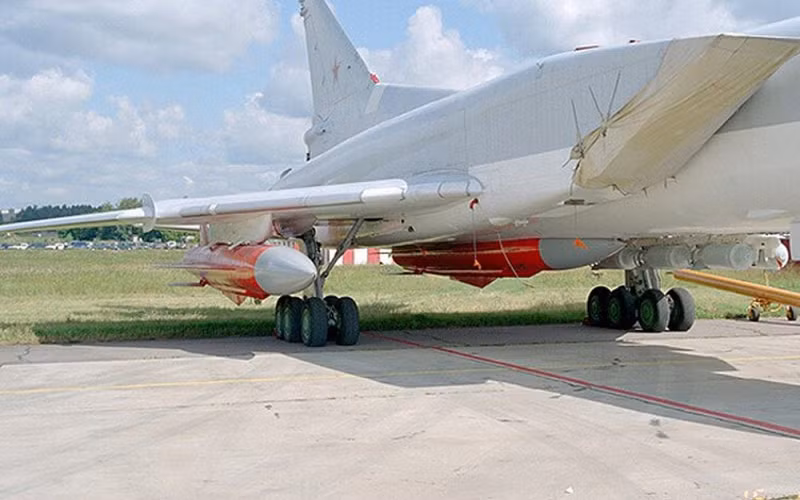 Ngoài nhiệm vụ chống hạm, tên lửa Kh-32 có khả năng tiêu diệt các mục tiêu mặt đất, kể cả các trạm radar, với độ chính xác cao. Một loạt các vụ phóng thử đã diễn ra từ năm 2020 để xác nhận các tính năng kỹ thuật của Kh-32 để đưa vào sản xuất hàng loạt, vừa để chuẩn bị cho các cuộc thử nghiệm phóng tên lửa từ máy bay ném bom Tu-22M3M. 