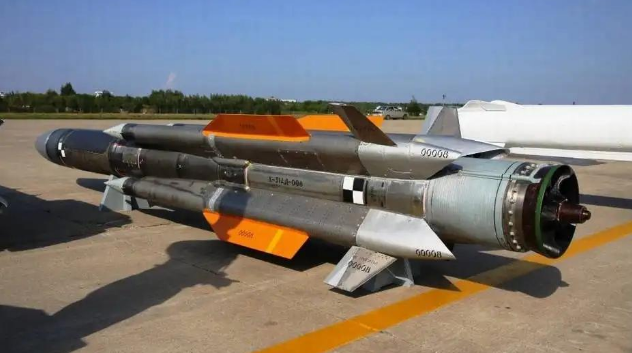 Tên lửa Kh-32 dùng động cơ nâng cấp, sử dụng nhiên liệu lỏng, nên có lực đẩy lớn hơn; tên lửa được trang bị thiết bị vô tuyến điện tử kỹ thuật số, trong đó có tổ hợp máy tính kỹ thuật số, radar chủ động, có khả năng chống nhiễu tốt, độ chính xác cao. 