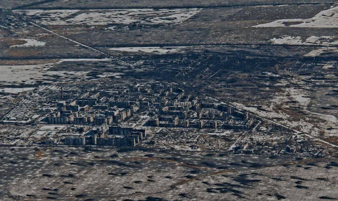 Cho đến nay, Ugledar và các vùng lân cận của nó là một nghĩa địa khổng lồ chứa các thiết bị quân sự bị phá hủy và trên khắp các khu vực ở Ugledar, đã bị cày xới với hàng chục nghìn miệng hố do đạn pháo xe tăng, pháo hạng nặng, súng cối và các cuộc không kích; biến Ugledar thành một thành phố chết.