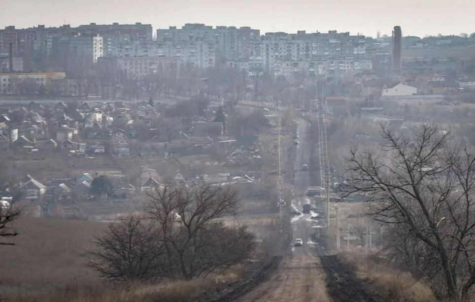 Theo thông tin từ hãng tin Nga ITAR-TASS, ngày 26/2, quân phòng thủ Ukraine ở thành phố Bakhmut đã bị quân Nga bao vây ba mặt, nhiều đường tiếp tế quan trọng bị cắt đứt, chỉ còn lại một con đường mòn ở hướng tây nam ra thị trấn Chasiv Yar, nhưng đã bị hỏa lực pháo binh Nga khống chế. 