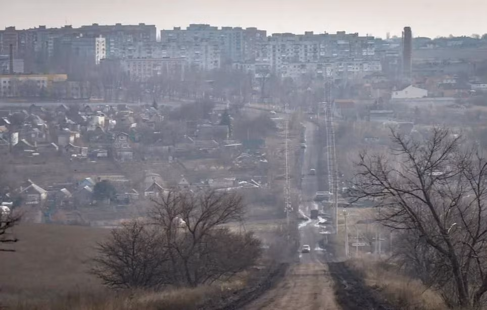 Theo thông tin từ hãng tin Nga ITAR-TASS, ngày 26/2, quân phòng thủ Ukraine ở thành phố Bakhmut đã bị quân Nga bao vây ba mặt, nhiều đường tiếp tế quan trọng bị cắt đứt, chỉ còn lại một con đường mòn ở hướng tây nam ra thị trấn Chasiv Yar, nhưng đã bị hỏa lực pháo binh Nga khống chế. 